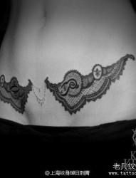 女人腹部时尚经典的蕾丝纹身图片