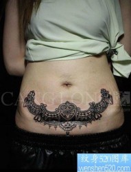 女人腹部时尚精美的蕾丝纹身图片