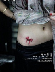 美女腹部小巧的的蝴蝶结纹身图片