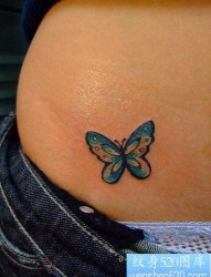 美女腹部小巧漂亮的蝴蝶纹身图片