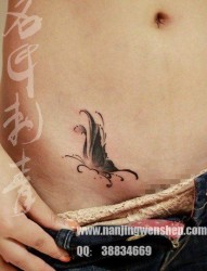女人腹部时尚潮流的黑白蝴蝶纹身图片