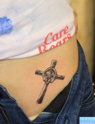 腹部十字架纹身图片由纹身520图库推荐