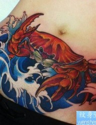 女人腹部潮流很酷的一幅螃蟹纹身图片