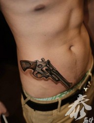 男人腹部潮流经典的手枪纹身图片