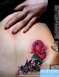 美女腹部潮流时尚的玫瑰花纹身图片