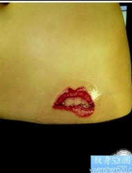 女人腹部一幅精美的红唇纹身图片