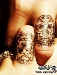 一幅很酷的手指花骷髅纹身图片图片作品欣赏