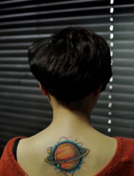 女孩子背部小星球与五角星纹身图片