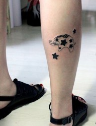女孩子腿部可爱的黑白小象纹身图片