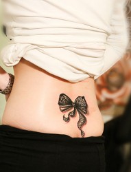 女孩子后腰流行的蝴蝶结纹身图片