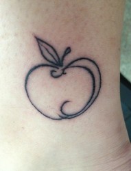 女孩子手腕处小苹果纹身图片