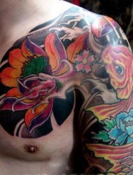 男人手臂流行的半甲彩色莲花纹身图案