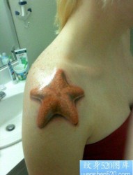 女孩子肩膀处一幅小海星纹身图片