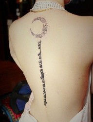 女孩子背部月亮与脊椎文字纹身图片