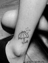 女人腿部一幅小雨伞纹身图片