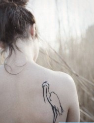 女孩子背部图腾丹顶鹤纹身图片