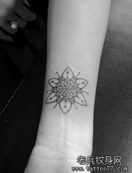 女人手臂流行的花卉图腾纹身图片