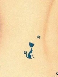 女人腰部可爱的图腾猫咪纹身图片