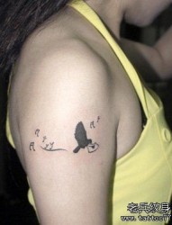 女人手臂好看的音符与小鸟纹身图片