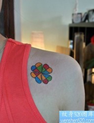 女人肩膀处小巧的彩色四叶草纹身图片