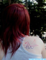女人肩背一幅彩色千纸鹤纹身图片