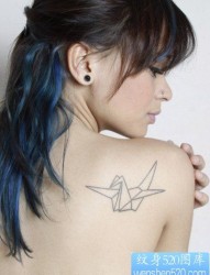 女孩子肩背一幅简单的纸鹤纹身图片