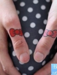 女人手指简单的蝴蝶结纹身图片