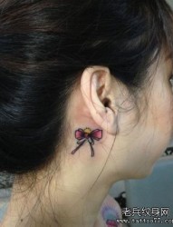 女孩子耳部小巧流行的蝴蝶结纹身图片