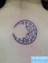 女孩子背部好看的线条月亮纹身图片