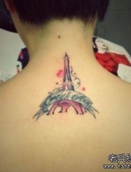 女人背部一幅彩色埃菲尔铁塔纹身图片