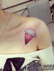 女孩子肩膀处彩色小钻石纹身图片