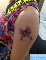 一幅女孩子手臂小巧的蝴蝶结纹身图片