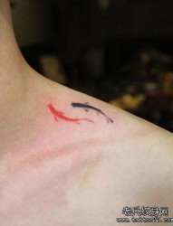 男人肩膀处水墨画小鱼纹身图片