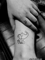 女人腿部可爱的小象纹身图片