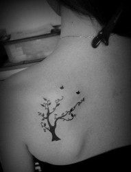 女人背部潮流好看的图腾小树纹身图片