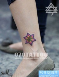 美女腿部漂亮的花卉图腾纹身图片