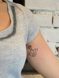 女人手臂简单好看的莲花与汉字纹身图片