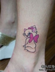 女人腿部可爱的猫咪纹身图片