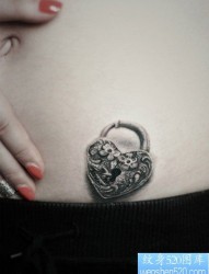 美女腹部漂亮的爱心锁纹身图片