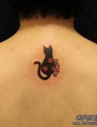 美女背部漂亮的图腾小猫咪纹身图片