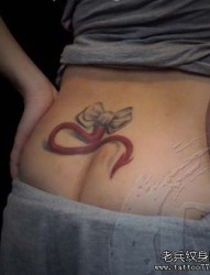女孩子腰部蝴蝶结与恶魔尾巴纹身图片