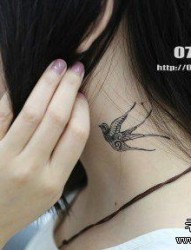 女孩子脖子处好看的图腾燕子纹身图片