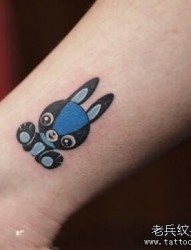 女人腿部可爱小兔子纹身图片
