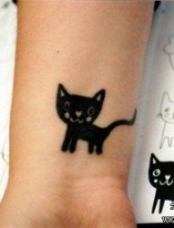 女孩子手腕处可爱的图腾猫咪纹身图片