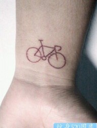 手腕处一幅简单的自行车纹身图片