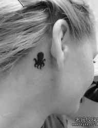 女人耳部一幅图腾小章鱼纹身图片