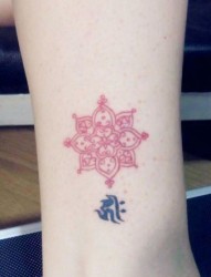 女人腿部漂亮的梵花纹身图片