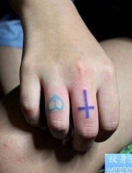 女人手指小清新十字架爱心与反战符号纹身图片