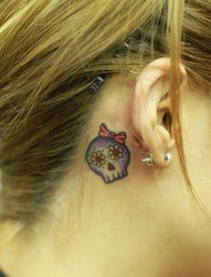 女人耳部小巧的彩色骷髅纹身图片