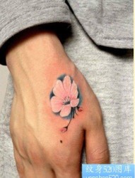 手部虎口好看的彩色樱花纹身图片